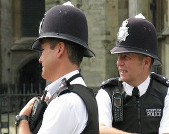 Начальник полиции британского графства попросил урезать ему зарплату