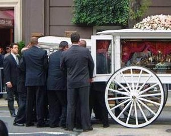В похоронном бюро покойника посадили на мотоцикл
