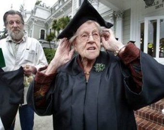 94-летняя американка окончила колледж в Окленде