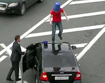 Мужчина с синим ведром на голове атаковал машину ФСО возле Кремля