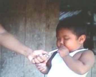 В Индонезии 2-летний мальчик стал заядлым курильщиком