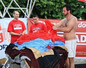 Житель Хорватии надел на себя сразу 245 футболок