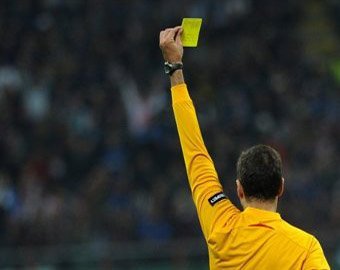 Скончавшийся во время матча футболист получил желтую карточку