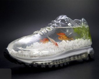 Японцы изготовили кроссовки с живыми рыбками внутри