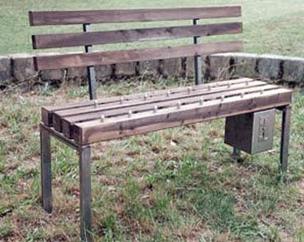 В китайском парке установили скамейки с шипами