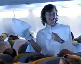 Пассажиры авиалайнера устроилисо стюардессой бой подушками