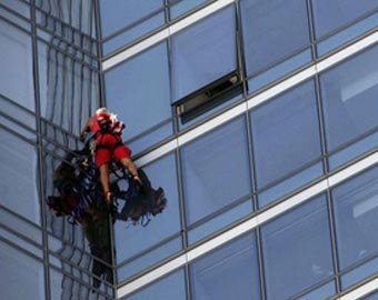 Американский альпинист забрался по стене на 58-этажное здание
