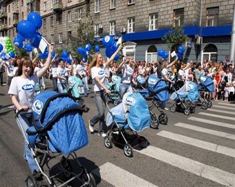 Литовцы устроили забег с детскими колясками