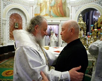 Священники московских храмов помолились за Лужкова