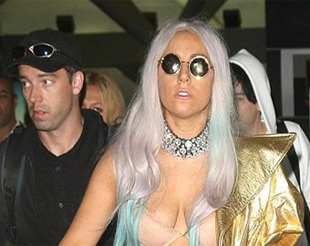 Lady GaGa прибыла к трапу самолета в нижнем белье