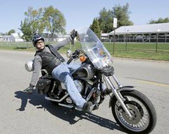 Мотоциклист проедет 480 километров "без рук"