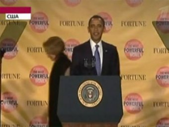 Во время выступления Барака Обамы с его трибуны упал герб