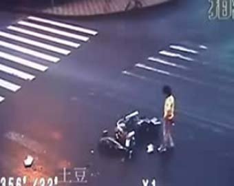 Китайский мотоцилист врезался в грузовик, пролетел 5 метров и … встал на ноги!