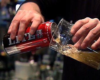 Финского телеведущего уволили за распитие пива в прямом эфире