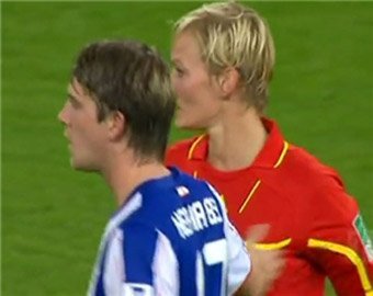 Футболист пощупал грудь арбитра в время матча