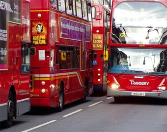 Англичанин сделал предложение возлюбленной с помощью автобуса