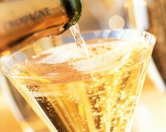 Французские ученые рассказали, как правильно наливать шампанское