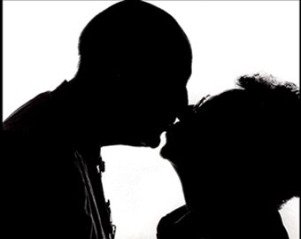 Старушка откусила мужу язык, когда он захотел целоваться