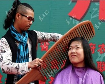 Пара китайских стилистов использует в работе гигантские инструменты