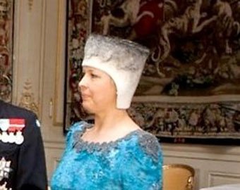 Первая леди Эстонии надела на голову валенок?