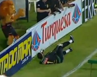 Бразильский вратарь получил травму, празднуя забитый гол