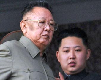Генерал Ким Чен Ун следил за военными маневрами в перевернутый бинокль