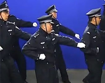 Китайские полицейские  "взорвали" интернет танцами
