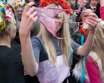 Украинские FEMEN сняли с себя трусы перед посольством Италии