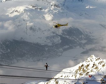 Швейцарец прошелся по проводам на высоте трех километров