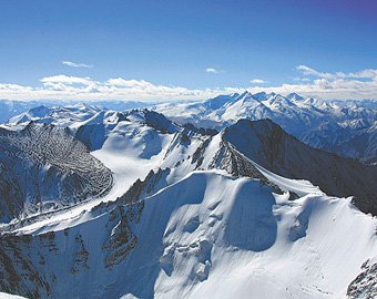 Турист выжил, пролетев 120 метров по ледяному горному склону