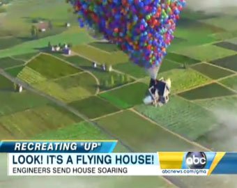 В США подняли в небо дом на связке воздушных шаров