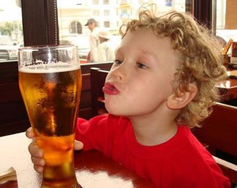 В Великобритании госпитализировали трехлетнего алкоголика