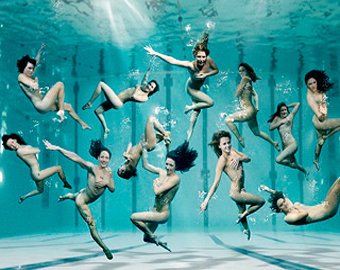 Пловчихи олимпийской сборной сфотографировались в бассейне голыми