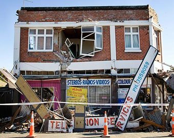 Пострадавший от землетрясения продал упавший на его дом огромный валун