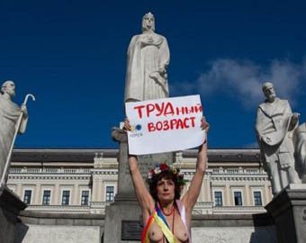 Бабушка-FEMEN разделась ради всех пенсионеров