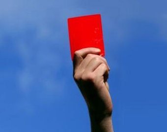 Футбольный рекорд: за матч судья показал 36 красных карточек