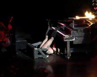 Lady Gaga упала с рояля во время концерта