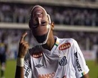 Бразильского футболиста удалили с поля из-за маски