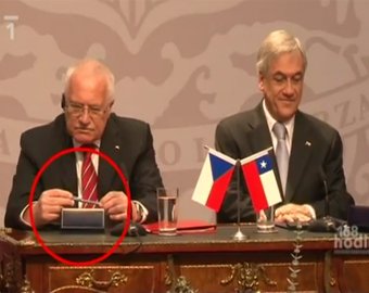Президент Чехии украл протокольную ручку в Чили