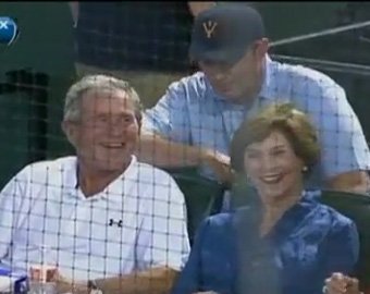 Джорджа Буша с женой напугали на бейсбольном матче