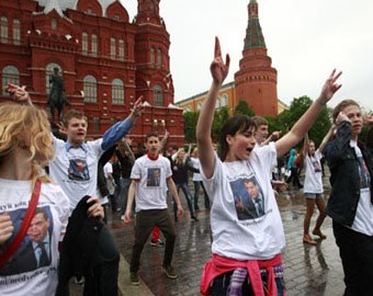 Флеш-моб «Повтори танец Медведева» прошел на Манежной площади