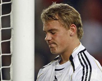 Вратарь сборной Германии публично получил оплеуху вместо поцеуя