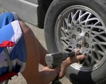 Безрукий американец научился ремонтировать автомобиль ногами