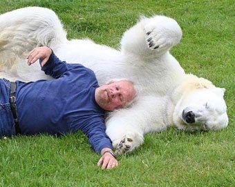 Дрессировщик подружился с белым медведем