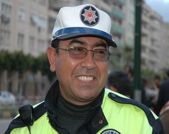 Полицейский в Турции проехал на капоте 3 километра