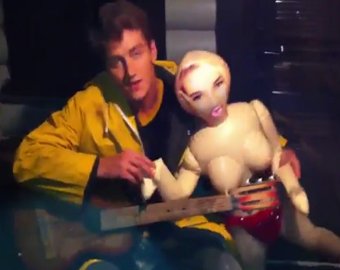 Алексей Воробьев выложил в своем блоге видео  с куклой из секс-шопа