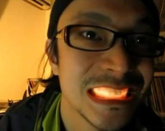 В Японии в моду вошли светодиодные зубы