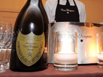 Миллионер устроил в клубе "душ" из шампанского за  тысячи