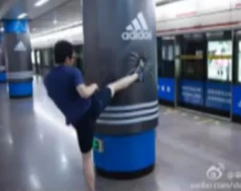 В метро повесили боксерские груши для злых пассажиров