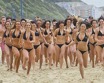 Девушки в бикини установили рекорд на пляже Британии